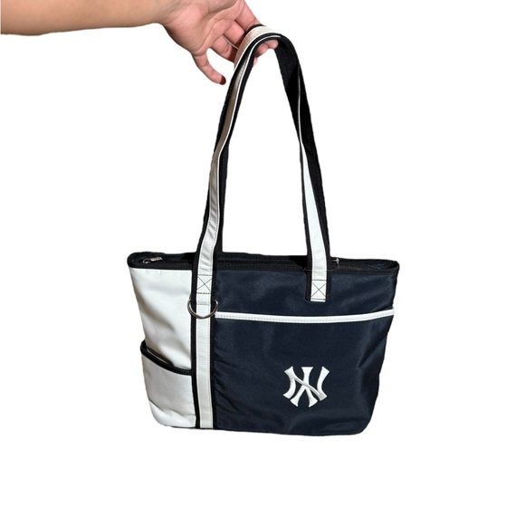 New York Yankees Carryall Game Time Tote - Picture 1 of 7